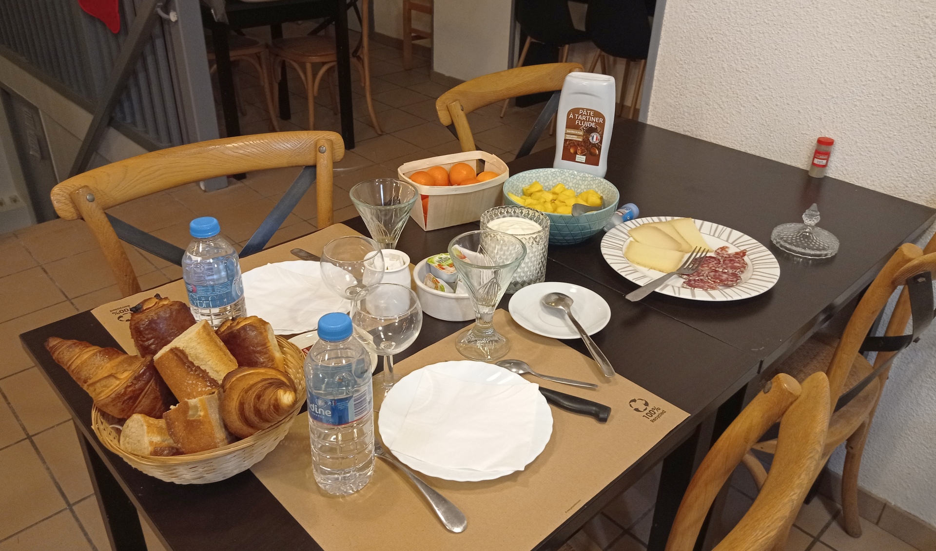 Hôtel du Pic d'Anie - table petit-déjeuner (©ROUSSEL ISABELLE) 
