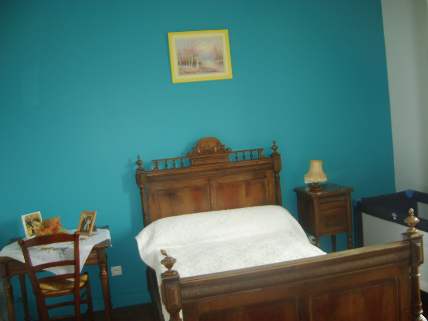 chambre-lit-double-mur-bleu-maison-oxoby 