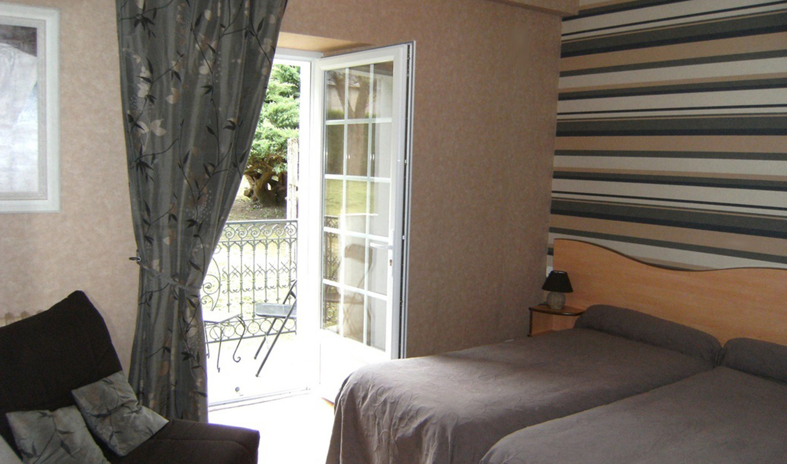 03_Chambres hôtes Despouey chambre fenêtre Larrau Soule Pays Basque 