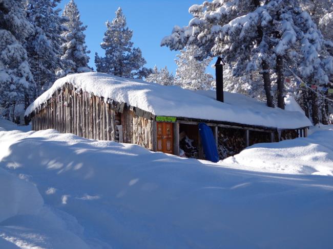 Cabane sous la neige à Beille