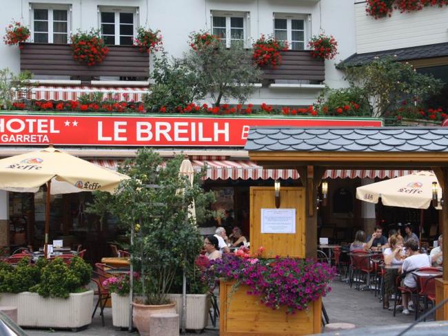 la façade fleurie du restaurant Le Breilh