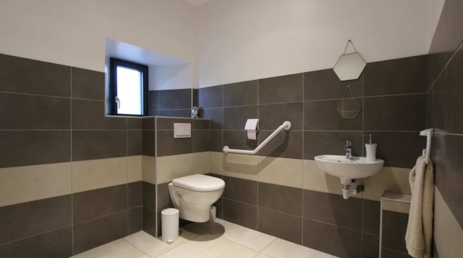 maison othart barrandeia toilettes adaptees juxue 