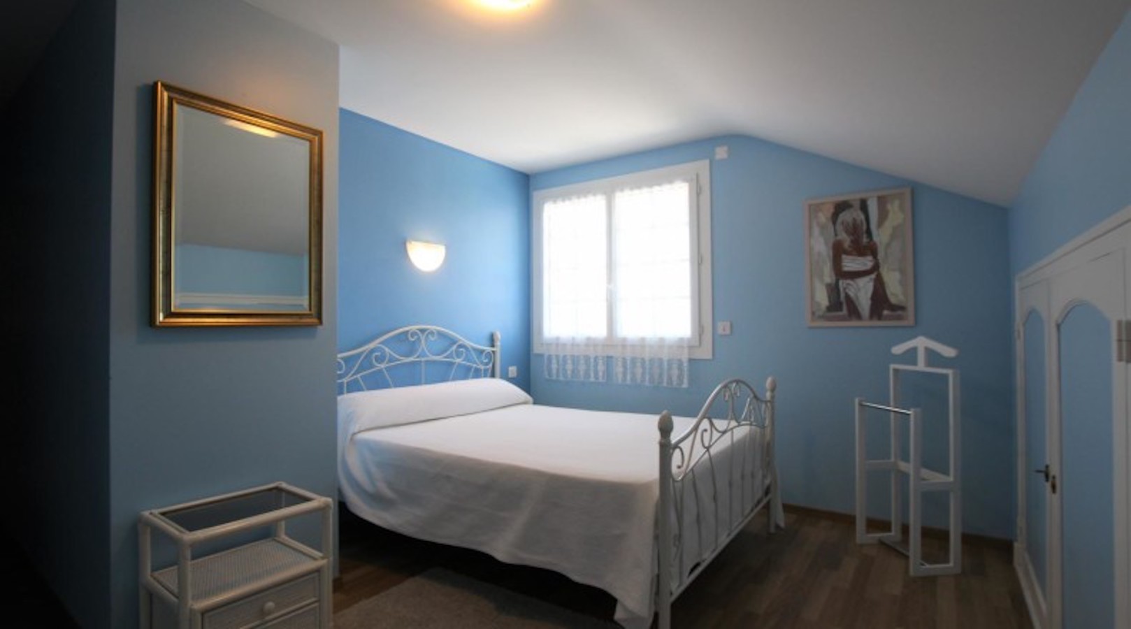 maison-salla-austeya-chambre-lit-double-bleue-juxue 